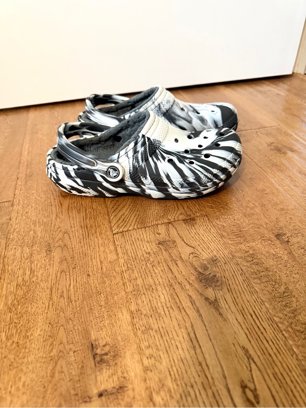 Fuzzy Sherpa crocs black and white marbled mens 6 women’s 8